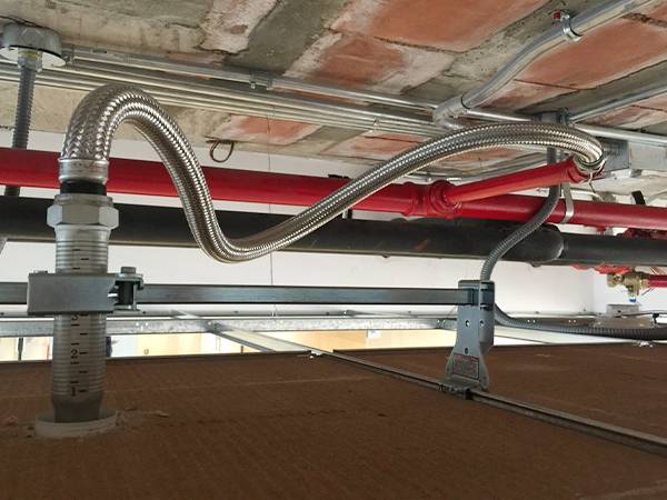 Metal hose for fire fighting pipeline connection on the ceiling