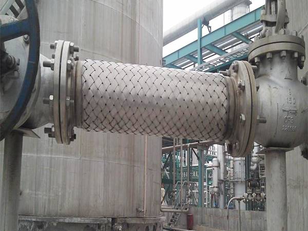 Metal hose for high pressure pipeline connection in the plant